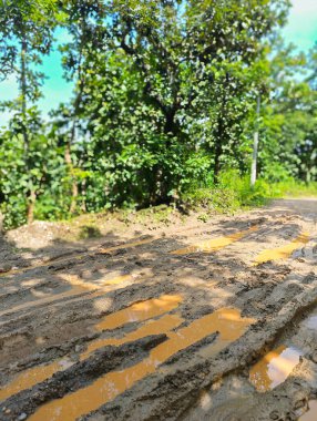 Çamurlu yolda tekerlek izleri, seçici odaklı fotoğrafa yakın çekim