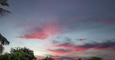 Bulutlu güzel gün batımı gökyüzü. Gökyüzünün panoramik görüntüsü.