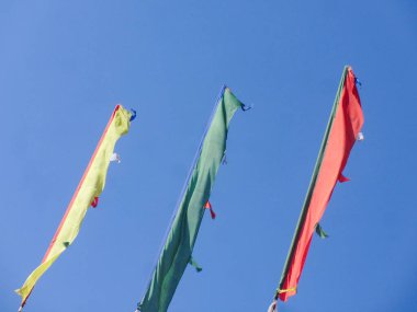 Tibet bayrakları mavi gökyüzünde, fotoğrafa yakın.