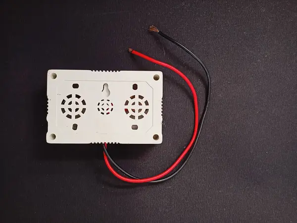 Siyah arkaplanda prizleri olan elektrik uzatma kablosu