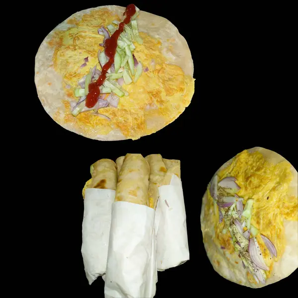 Yağda yumurta, sosis ve renkli sebzelerle dolu lezzetli bir kahvaltılık burrito.,