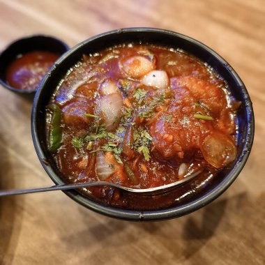 Dakbal, Kore tarzı bir bar yemeği. Baharatlı tavuk ayağı.