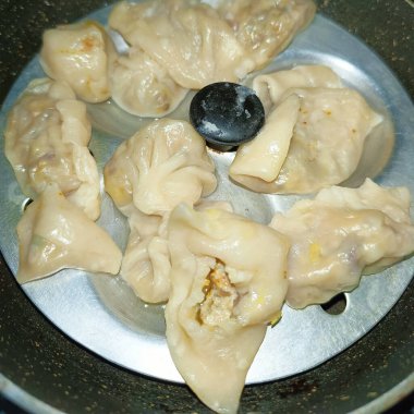 Ev mutfağında el yapımı hamur köftesi.