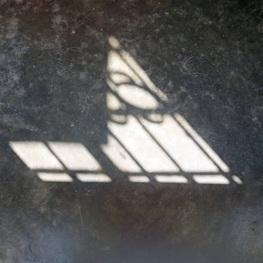 Gölge oyunu ışık olarak karmaşık desenler sergiler