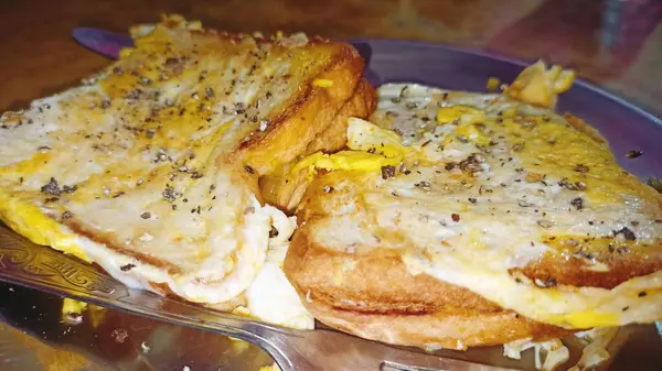 Lezzetli yumurtalı sandviç.