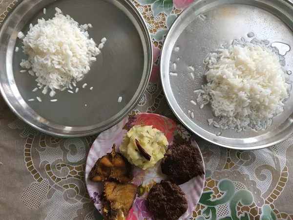 Lezzetli bir Hint yemeği, pilav, kızarmış balık ve patates püresi..