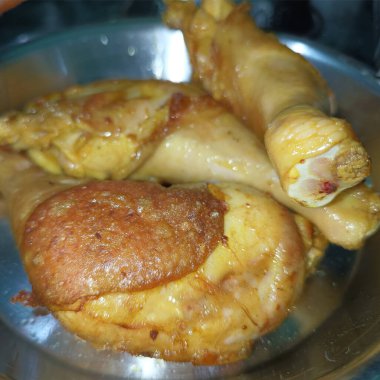 Lezzetli kızarmış tavuk parçalarını yakın plan bir tabakta.