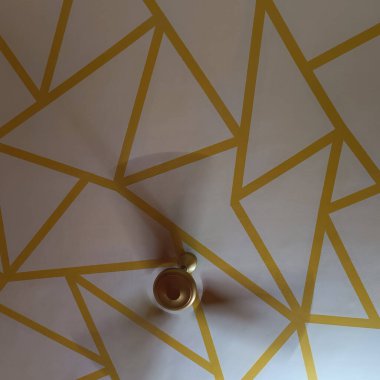 Beyaz Duvarda Geometrik Altın Çizgiler