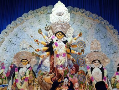 Muhteşem Durga Idol 28 Ağustos 2025 'te Hindistan' daki Vibrant Puja kutlamasında, Batı Bengal