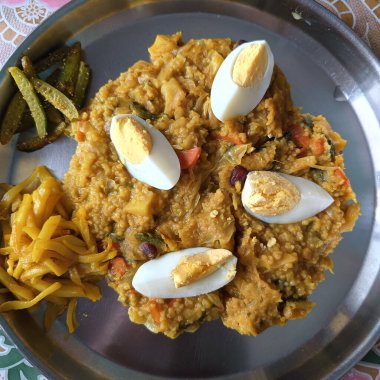 Yumurtalı körili yumurta ve pilav tabağı.