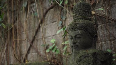 Mistik bir müzedeki eski heykeller ve binalar, Ullen Sentalu Müzesi, Ustabaşı, Yogyakarta