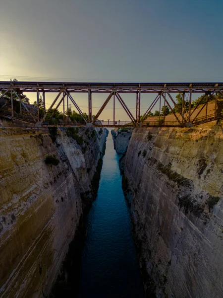Corinth Kanalı 'nın portresi, güzel renkler, su, köprü