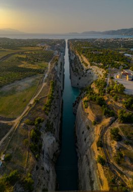 Dağlardaki nehir manzarası, korint kanalı.