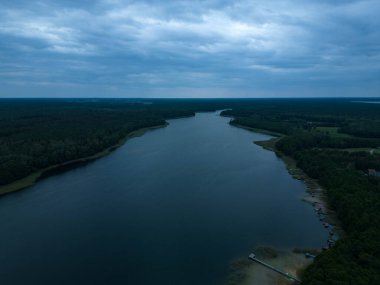 Polonya, Masuria 'daki ormandaki bir nehrin havadan görünüşü.