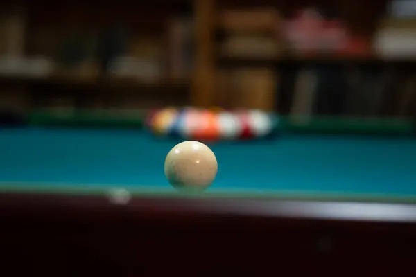 Bilardo toplarıyla dolu beyaz bilardo masasını kapatın. yüksek kaliteli fotoğraf