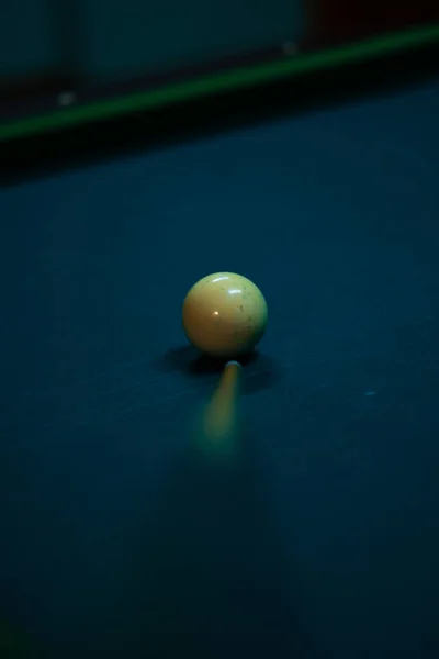 Siyah arkaplanda bilardo topu