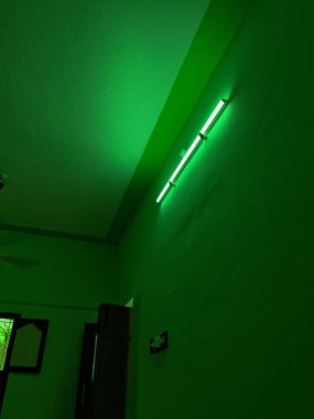  Beyaz duvarda yeşil neon ampuller. Parlak yeşil neon lambaları olan boş eski duvarın arkaplan dokusu.
