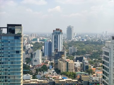Sabahın erken saatlerinde Sri Lanka 'da Colombo şehrinin üzerindeki sisli hava manzarası.