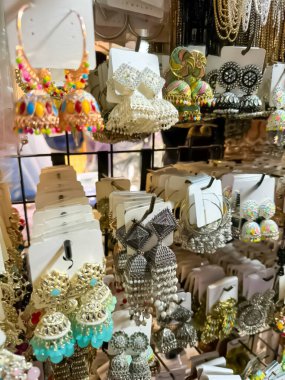 Jhumka küpeleri bir pazarda satışta.