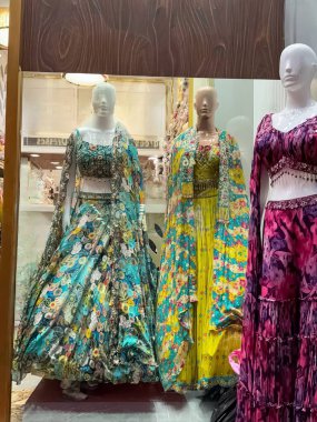 Moda mankenleri olan butik vitrinler, Hint geleneksel elbiseleriyle perakende giyim mağazasının önünde duruyor, moda konsepti..