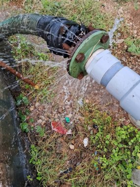 Eski paslı bir boru su sızdırıyor..