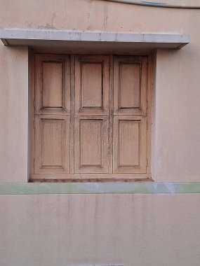 duvar arkaplanı için çimento sarısı üzerine eski ahşap pencere.