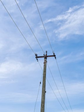 Renkli arkaplanda çizgi kablosu olan elektrik direği..