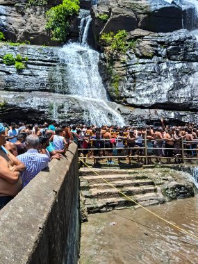 Birçok insan eski kutralam şelalelerinde yıkanmaktan hoşlanır. Kutralam 'daki Old Falls manzarası.