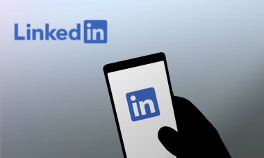 Ekranda LinkedIn uygulaması.