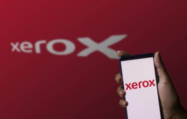 Dhaka, Bangladeş - 11 Aralık 2023: Cep telefonu ve bilgisayar ekranında Xerox logosu görülüyor..