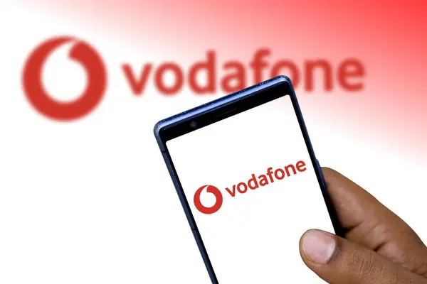 Dhaka, Bangladeş - 11 Aralık 2023: Birleşik Krallık 'tan çok uluslu telekomünikasyon şirketi Vodafone logosu cep telefonu ekranında.