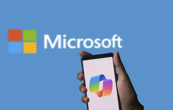 Dhaka, Bangladeş - 20 Aralık 2023: Microsoft 365 Copilot logosu akıllı telefon ekranında gösteriliyor.