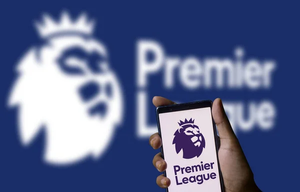 Dhaka, Bangladeş - 21 Aralık 2023: Premier League logosu akıllı telefonda, Premier League İngiltere futbol piramidinin en üst basamağı..