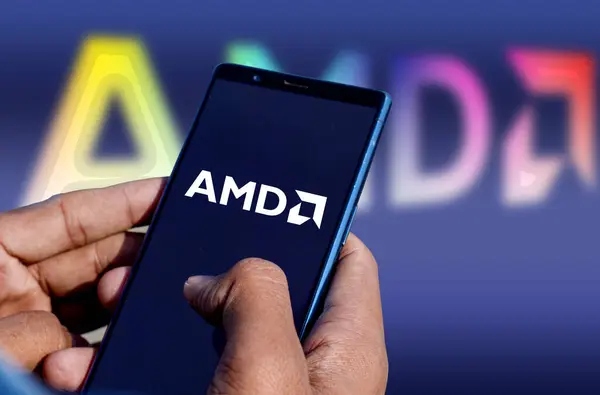 Dhaka, Bangladeş-01 Ocak 2024: Telefon ekranında Gelişmiş Mikro Aygıtlar (AMD) logosu .