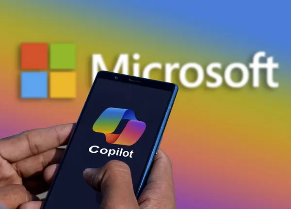 Dhaka, Bangladeş - 08 Ocak 2024: Microsoft Copilot Ai akıllı telefon logosu bg Microsoft logosu.