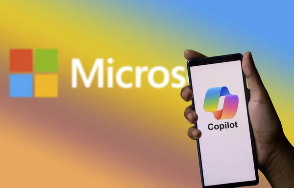 Dhaka, Bangladeş - 08 Ocak 2024: Microsoft Copilot Ai akıllı telefon logosu.