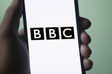 Akıllı telefondan BBC logosu, Dhaka, Bangladeş - 28 Şubat 2024.