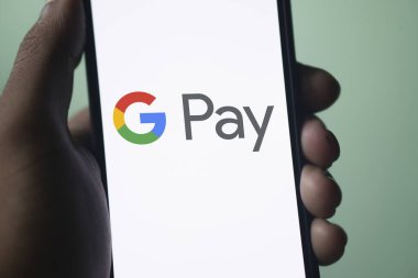 Dhaka, Bangladeş - 10 Ocak 2024: Samsung telefon ekranında Google Pay logo uygulaması.
