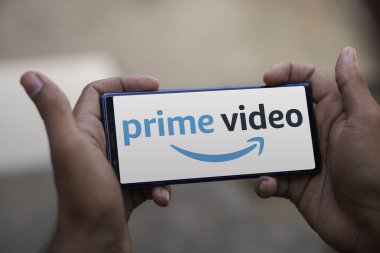Dhaka, Bangladeş - 12 Ocak 2024: Ekranda Prime Video Streaming uygulaması. Web sitesi arkaplanda bulanıklaştı.