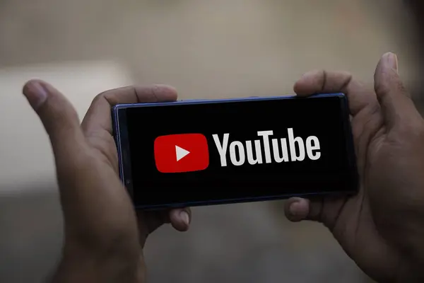 Dhaka, Bangladeş (11 Ocak 2024 - YouTube), Google, Youtube 'un sahip olduğu bir çevrimiçi video paylaşım platformudur.,