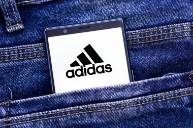 Dhaka, Bangladeş, 16 Ocak 2024: Akıllı telefondan Adidas logosu. Adidas ayakkabı, giysi ve aksesuar tasarlar ve üretir..