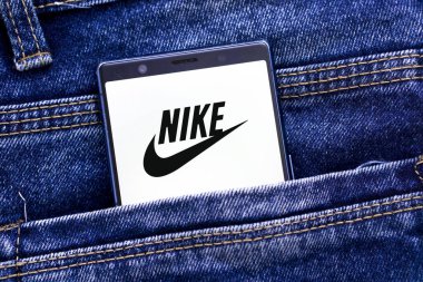 Nike Logosu akıllı telefonda. Dhaka, Bangladeş. 13 Ocak 2024.