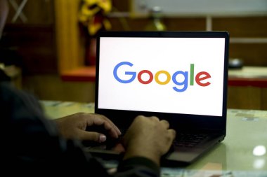 Laptop ve cep telefonundan Google arama motoru. Dhaka, Bangladeş-16 Ocak 2024.