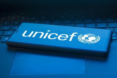 Dhaka, Bangladeş Ocak 2024: Uluslararası Çocuk Acil Yardım Fonu (UNICEF) logosu akıllı telefondan sergileniyor.