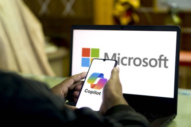 Laptop ve cep telefonundan Google arama motoru. Dhaka, Bangladeş-16 Ocak 2024.