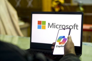 Laptop ve cep telefonundan Google arama motoru. Dhaka, Bangladeş-16 Ocak 2024.