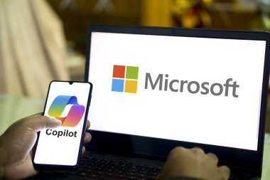 Laptop ve cep telefonundan Google arama motoru. Dhaka, Bangladeş-16 Ocak 2024.