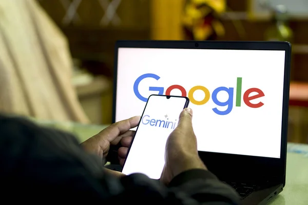 Laptop ve cep telefonundan Google arama motoru. Dhaka, Bangladeş-16 Ocak 2024.