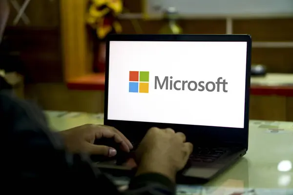 Laptop ve cep telefonundan Google arama motoru. Dhaka, Bangladeş-16 Ocak 2024.