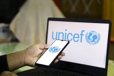 Dhaka, Bangladeş - 18 Ocak 2024: Laptop ve akıllı telefon üzerindeki UNESCO logosu.